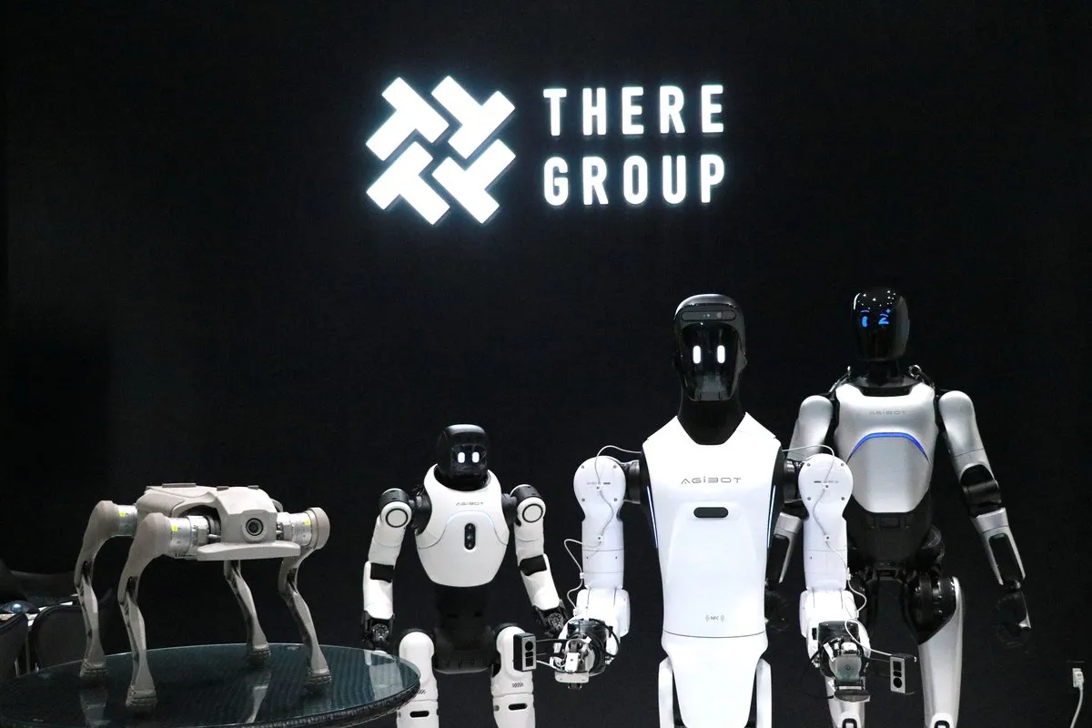 未来ファクトリーに並ぶヒューマノイドロボット