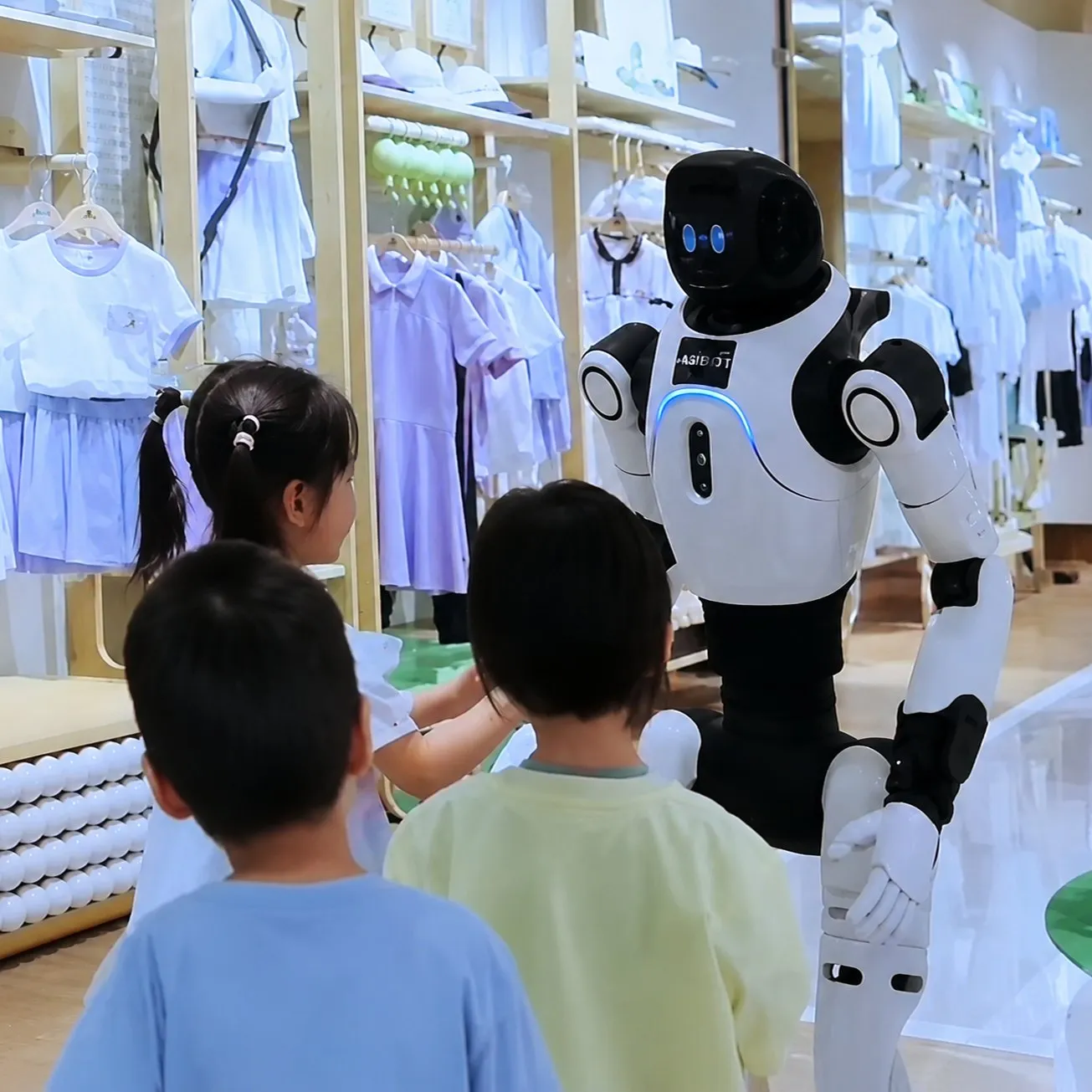 ヒューマノイドロボットを見つめる子どもたち