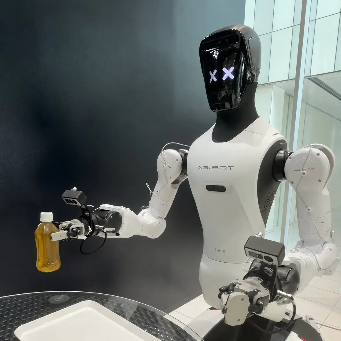 ペットボトルを持つヒューマノイドロボット