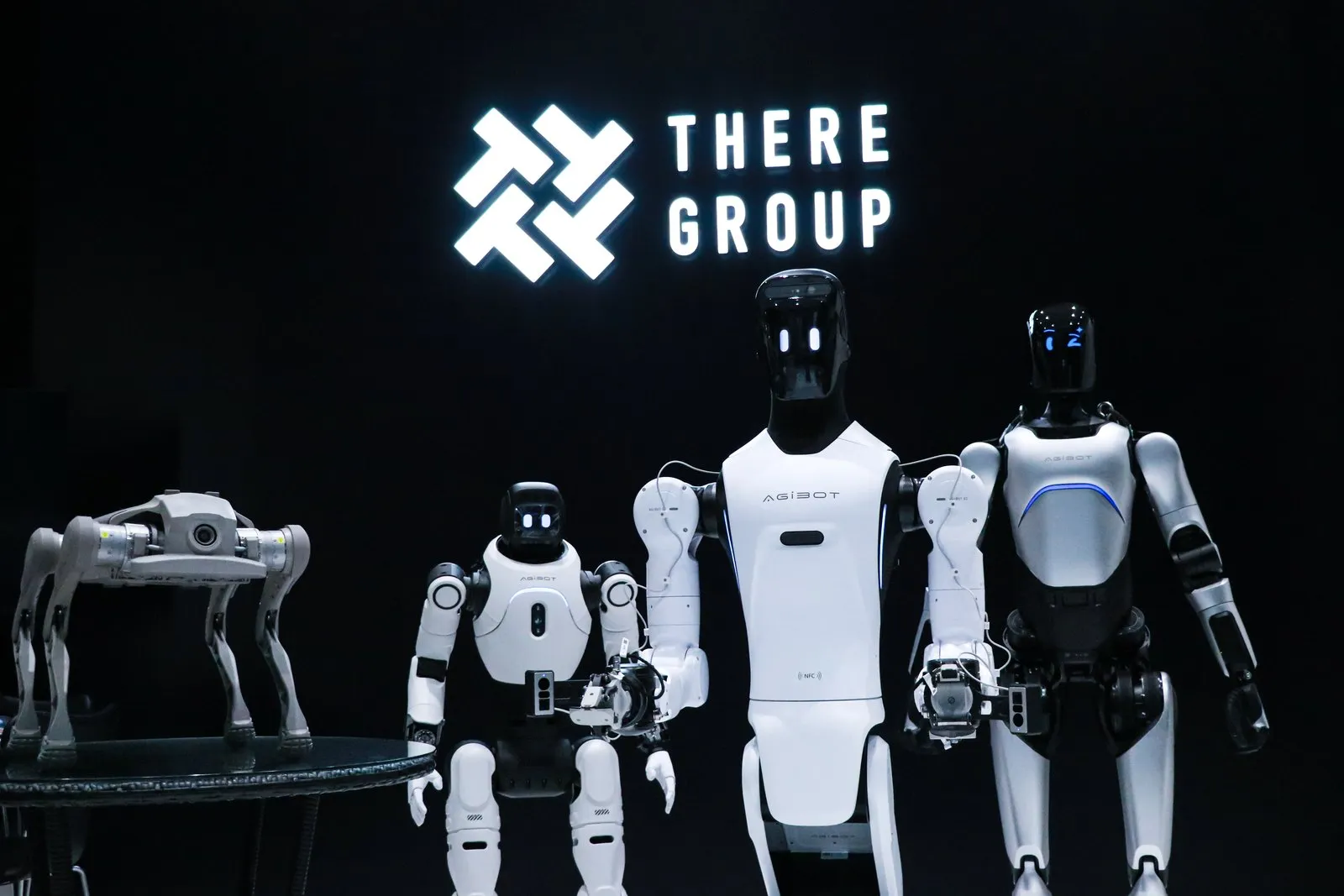 未来ファクトリーに並ぶヒューマノイドと四足歩行ロボット